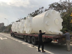 七大工廠儲(chǔ)罐裝車現(xiàn)場圖 石化物流運(yùn)輸?shù)母咝c嚴(yán)謹(jǐn)